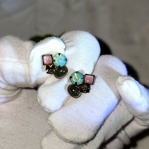 SORELLI PUSH-BACK Earrings with multi-color stones.